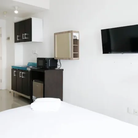 Comfy and Modern Studio (No Kitchen) at Orchard Supermall Mansion Apartment Hotels in Sambikerep