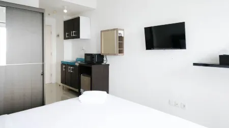 Comfy and Modern Studio (No Kitchen) at Orchard Supermall Mansion Apartment Отели рядом с достопримечательностью «Universitas Ciputra Surabaya»