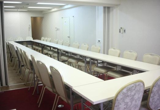 요코하마 헤이와 플라자 호텔의 소박하지만 청결한 객실 내부