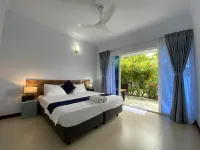 Tides Dhigurah - Beach