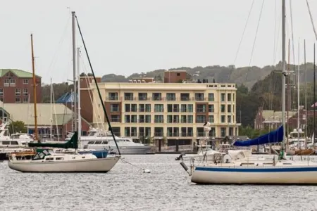 The Brenton Hotel Отели рядом с достопримечательностью «Клифф Уолк»