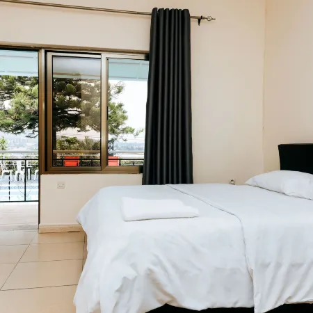 3-Bed Home Sleeps 6 with Free Parking