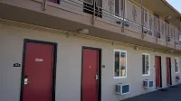 Budget Inn فنادق في لاوندالي