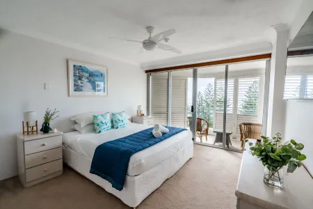 Cashelmara Beachfront Apartments Отели рядом с достопримечательностью «Парк Джон Лос»