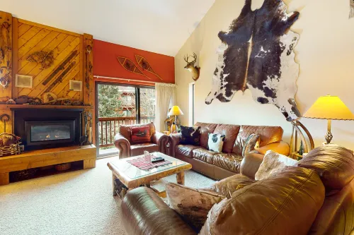 2nd-Floor Ski-in/Out Condo with Hot Tubs, Pool, Fireplace, Grills, & Gym - con vistas a la montaña