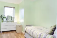 Riverbank View Three Bedroom Apartment with Free Parking - balcone