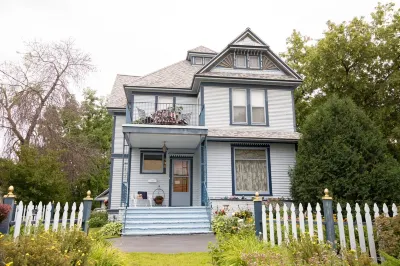 Garden Gate Bnb Hotels near Dancing Bear