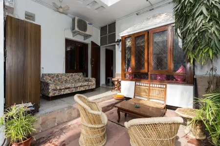 Eleven Bed & Breakfast Отели рядом со станцией Rajiv Chowk