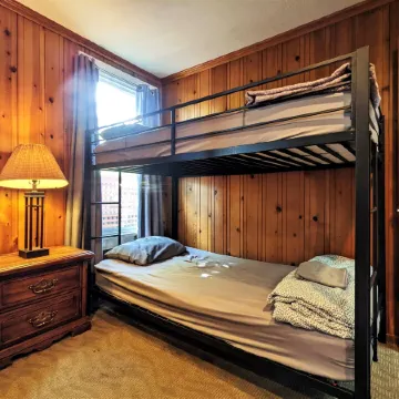 Bunk & Brew Historic Lucas House - Hostel