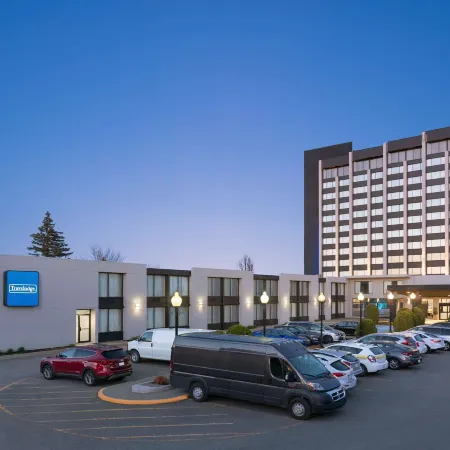 Travelodge by Wyndham Hotel & Convention Centre Quebec City