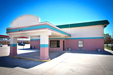 Days Inn by Wyndham Park City Kansas