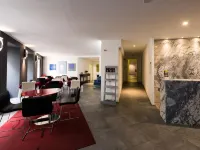 Alfama - Lisbon Lounge Suites Hotels near Castelo