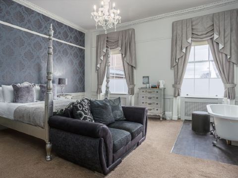 เดอะ เพียด บูลอินน์