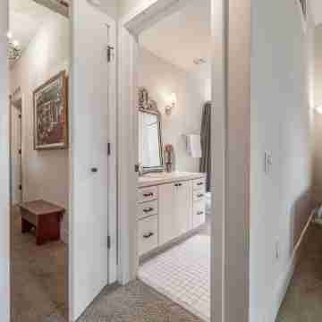 Nawlins style open floor plan 3/3 w/rooftop verandah mins from Riverwalk & UT Rooms