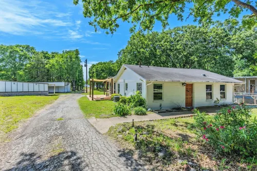 Charming 3-bedroom, gorgeous Lake Front, Fishing Dock, Fire Pit, Kayak & more Hotels in Rains County