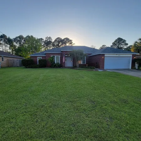 Large Private in Ground Pool 6 Feet Deep. 10 Minutes to Beach/Golf Very Clean