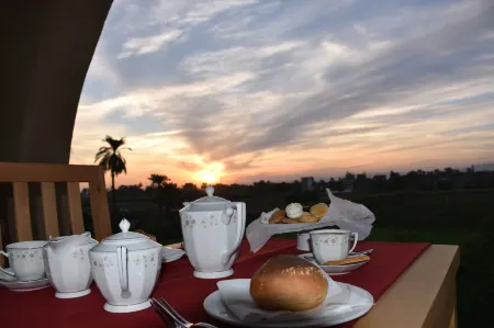 Embrace Hotel Отели рядом с достопримечательностью «Колоссы Мемнона»