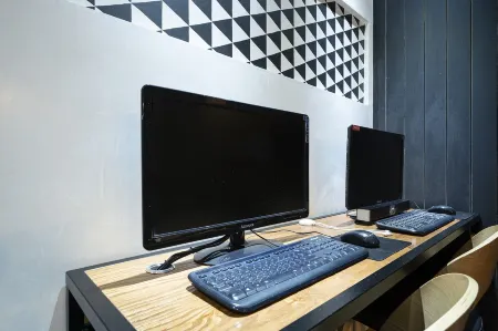 Hotel Yaja Guri Sutaek Отели рядом с достопримечательностью «Sureung (Tomb of Crown Prince Hyomyeong and Queen Sinjeong)»