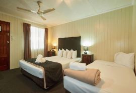 Country Plaza Motor Inn