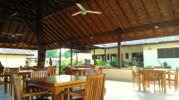 Beachfront Resort فنادق في Dany Island