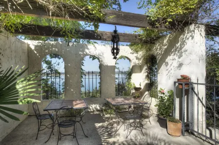 Lakehouse Bed and Breakfast