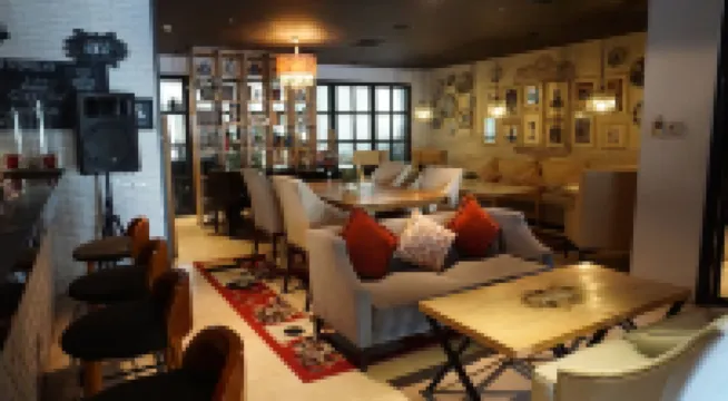 Toeti Roosseno Plaza