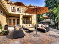 Walk to Beach, Pets ok, A/C, Pool, gym, spa, Patio, Pkg, Wifi, 24hr guarded gate