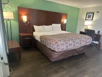 Hillcrest Motel by OYO Aurora in Near Lawrenceburg - Parking