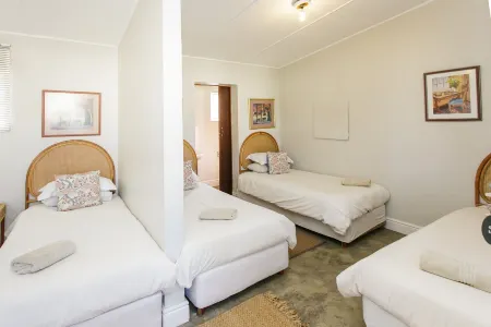 Wagon Wheel Country Lodge Отели рядом с достопримечательностью «Karoo National Park»