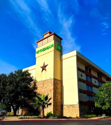 Wyndham Garden Austin - Kitchens