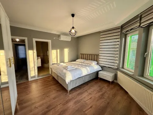 Yeşil Panjurlu Bahçeli Villa