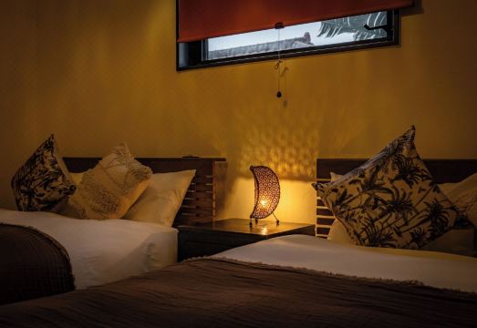 1688 하우스 추라우미의 넓은 거실 공간