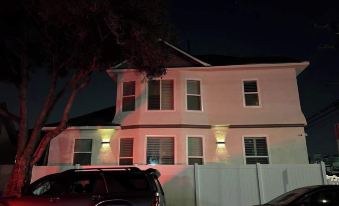 Cozy Retreat Near Downtown Perfect for Families