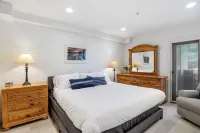 Walk to Beach Pool, Hot Tub, Private Patio, Parking Seabreeze Retreat