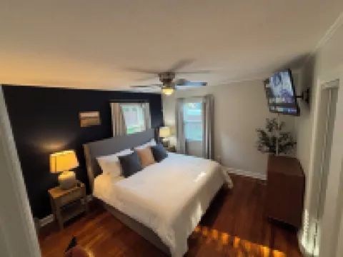 2 Bedroom, 1 Bath, Remodeled 1945 Cottage, 1000sq.ft. Two New Lux King Size Beds