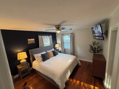 2 bedroom, 1 bath is walking distance to downtown Siler City. 2 King beds. Hotel dekat South Bynum River Access