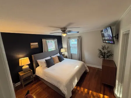 2 Bedroom, 1 Bath, Remodeled 1945 Cottage, 1000sq.ft. Two New Lux King Size Beds