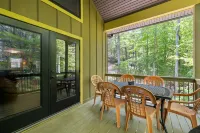 Backwoods Getaway Cozy Villa for 12 with Hot Tub Game Room - Homestays