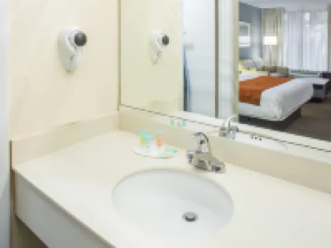 Days Inn & Suites by Wyndham Orlando Airport Hotels in Orange County