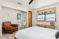 Breathtaking Mountain Views and Cozy Outdoor Oasis - Stylish Retreat Hotels in Pioneertown