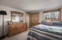 Cozy Retreat - 3 Fireplaces, Hot Tub, Fire Pit, Deck Hotels in Berkeley Springs