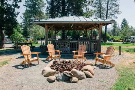 Freshwater Pond and Gazebo - Spacious Family Lodge