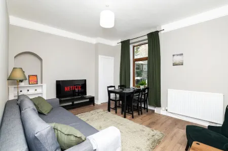 2 Bedroom Flat - Free Parking Отели рядом с достопримечательностью «Касл Фрейзер, Гарден & Эстейт»