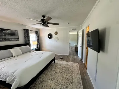 Hot Tub, Pet Friendly, 3 miles to Emerald Isle, fully fenced yard.