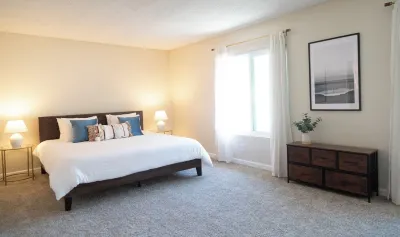 King Bed, Hottub, Gym, W/D, Parking, Balcony Hotel in zona Conejo Valley Botanic Garden