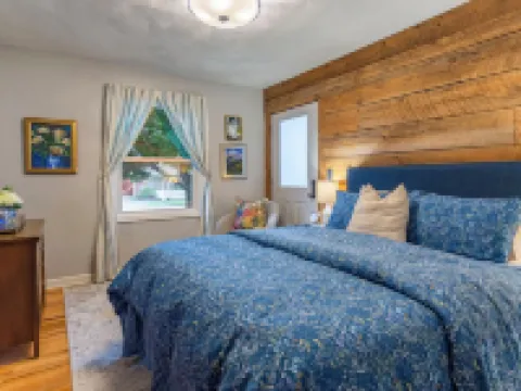 Delightful Downtown Retreat in the Willamette Wine Country Hotels in Newberg