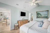 Heated Pool, Hot Tub, Kayaks, Fishing, 5BR Waterfront Home in Key Allegro