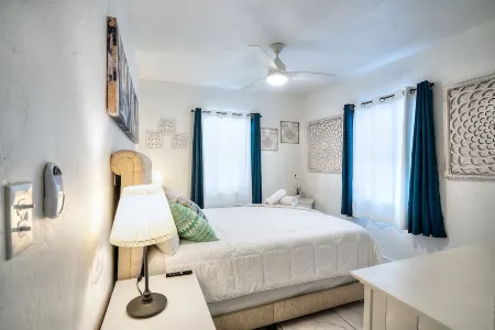 Tropical Retreat. Stunning Home in North Miami Beach. Отели рядом с достопримечательностью «Ancient Spanish Monastery»