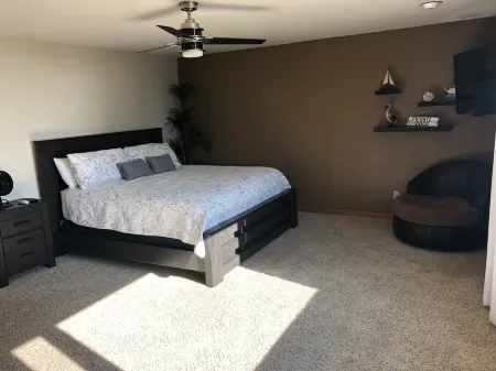 Lake Winnebago Waterfront Cottage W/Hot Tub[2 King; 1 Queen]