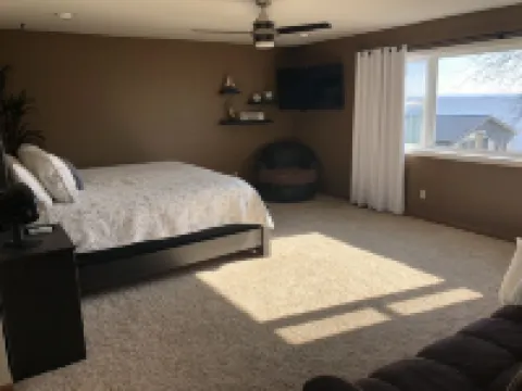 Lake Winnebago Waterfront Cottage W/Hot Tub[2 King; 1 Queen]